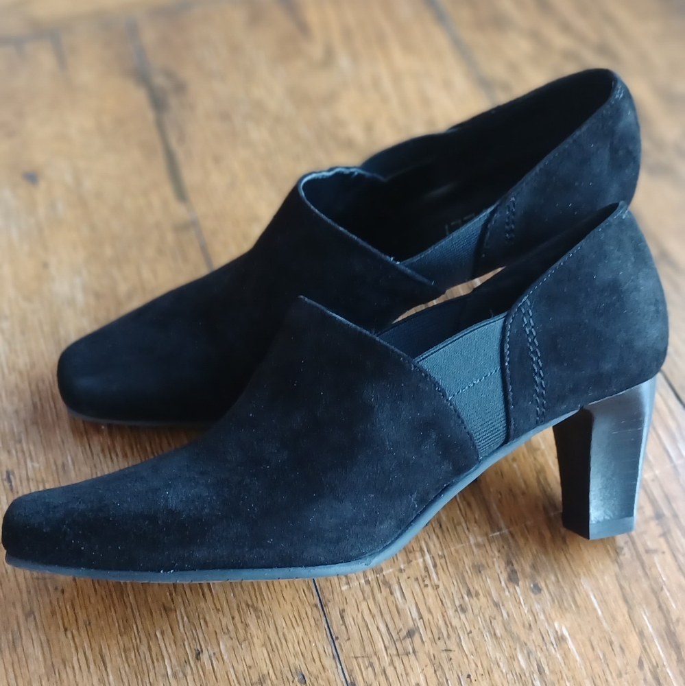 Black suede Vanelli shoes